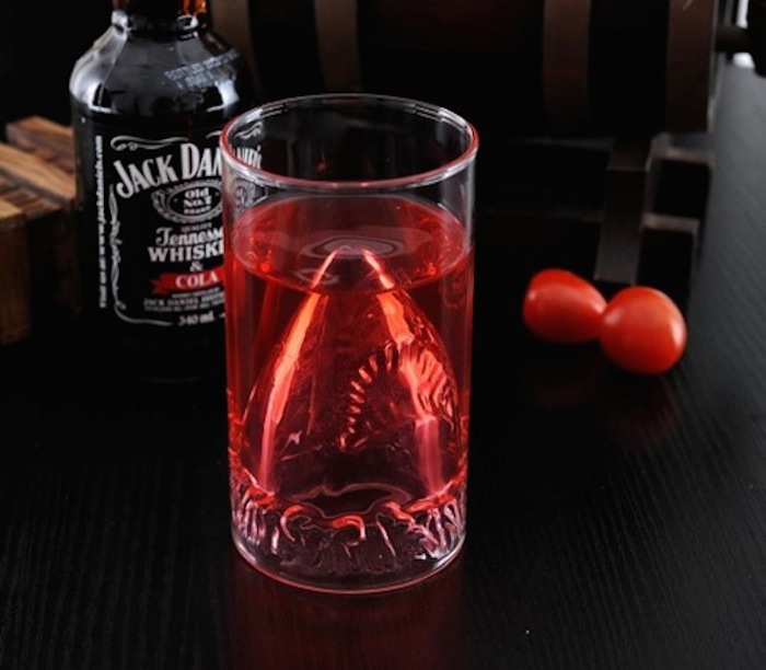 JAWS-Shark-Attack-Glass-01