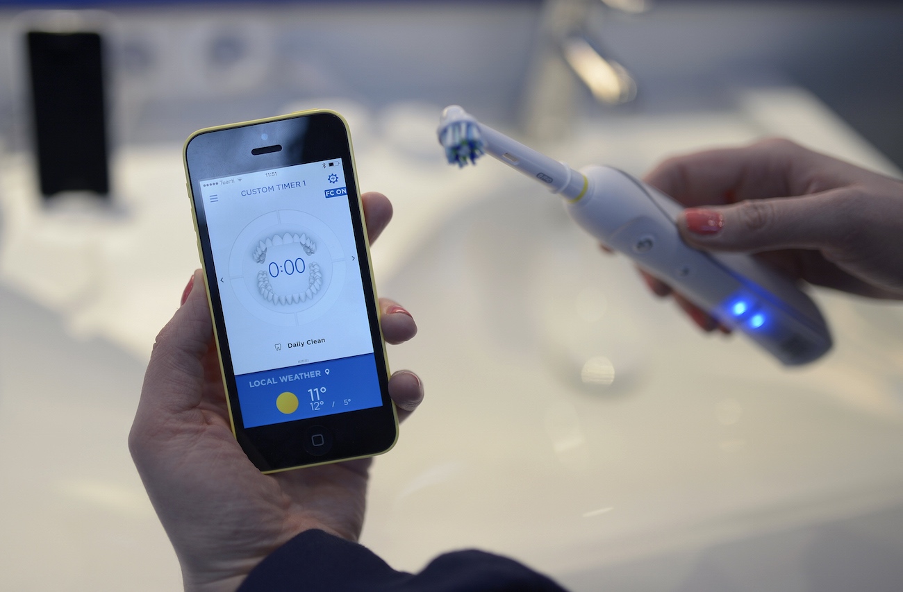 Oral-B-Interactive-Electric-Toothbrush-01