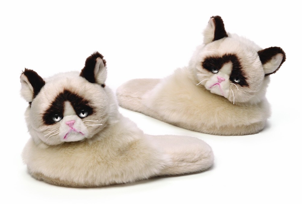 grumpy-cat-plush-slippers